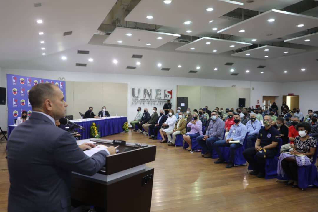 CeballosIchaso1's tweet photo. #1Julio En la @unes instalé el Seminario Binacional Cuba - Venezuela "Función Policial Junto al Poder Popular: Género y No  Discriminación", encuentro para el intercambio de experiencia con la hermana República de Cuba, fortaleciendo las buenas prácticas policiales. https://t.co/dzWGWgLxeS
