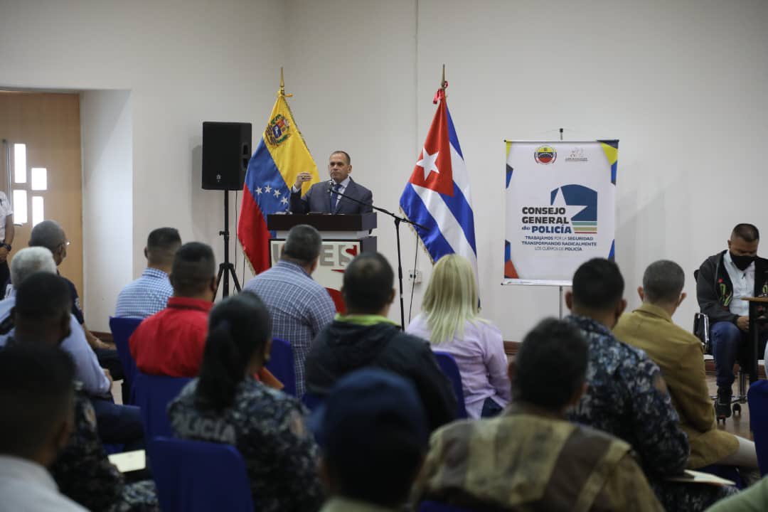 CeballosIchaso1's tweet photo. #1Julio En la @unes instalé el Seminario Binacional Cuba - Venezuela "Función Policial Junto al Poder Popular: Género y No  Discriminación", encuentro para el intercambio de experiencia con la hermana República de Cuba, fortaleciendo las buenas prácticas policiales. https://t.co/dzWGWgLxeS