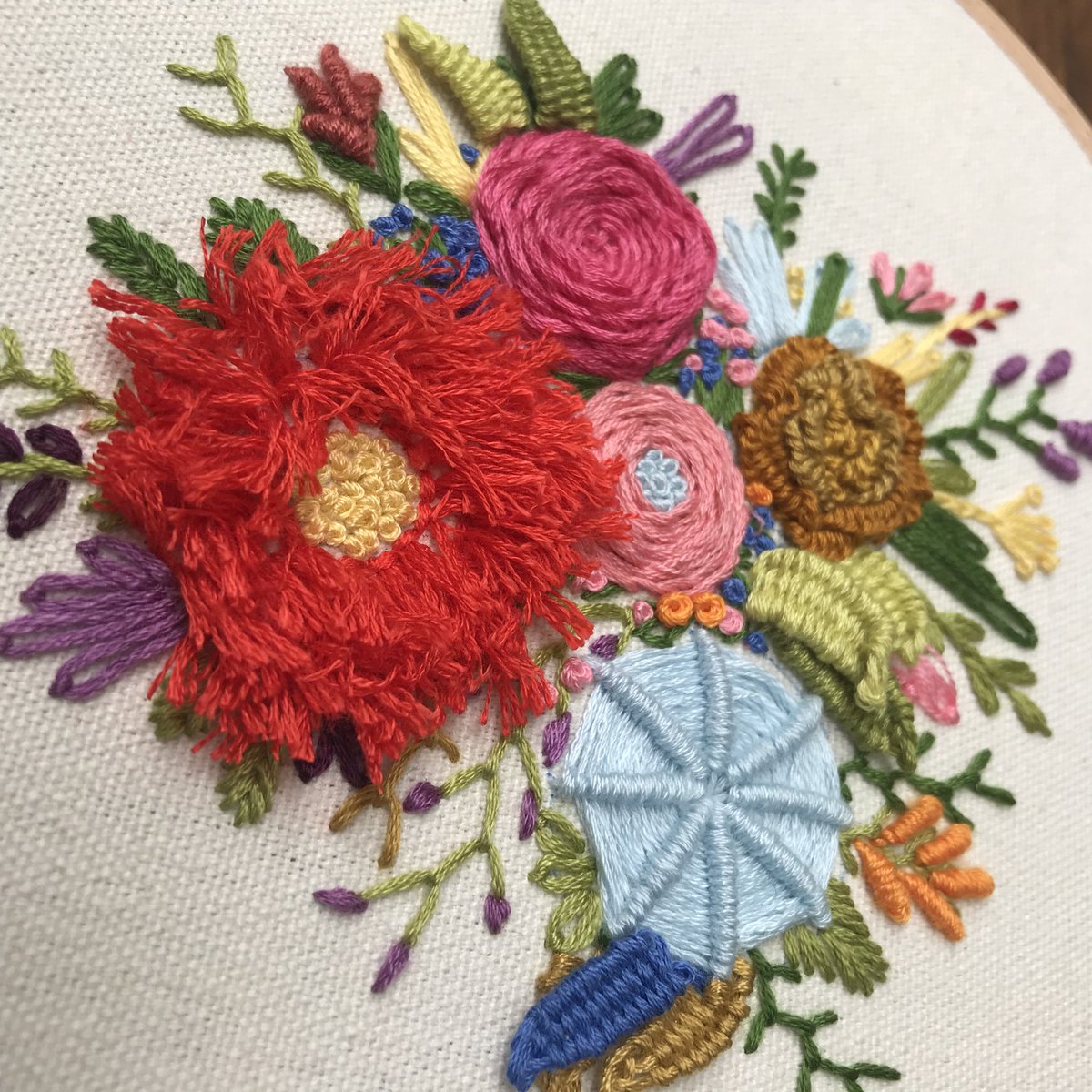 Embroidery flowers 🌺 #embroidery #embroideryflowers #tecnicasmixtas
