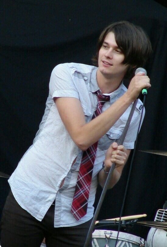 dcd2archive's tweet photo. william beckett onstage and with fans, 2008(ish) https://t.co/zPto4E4f6l