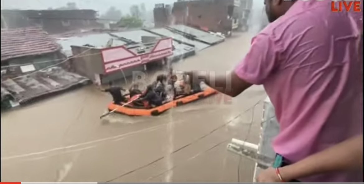 બોડેલી તાલકાના દીવાન ફળિયા અને રઝાનગર મા તા. 10/7/2022 ના રોજ સ્થાનિક તરવૈયા તેમજ છોટાઉદેપુર નગરપાલિકા ફાયર ટીમ દ્વારા 100 થી વધુ ફસાયેલા લોકો નું રેસ્ક્યું કરી તેઓને સલામત સ્થળે ખસેડવાની ખુબજ પ્રશંસનીય કામગીરી કરવામાં આવી.<a href="/collectorcu/">Collector Chhotaudepur</a> <a href="/sdmbodeli/">SDM Bodeli & ERO Sankheda 139</a> <a href="/DDOCUdepur/">DDO Chhotaudepur</a>