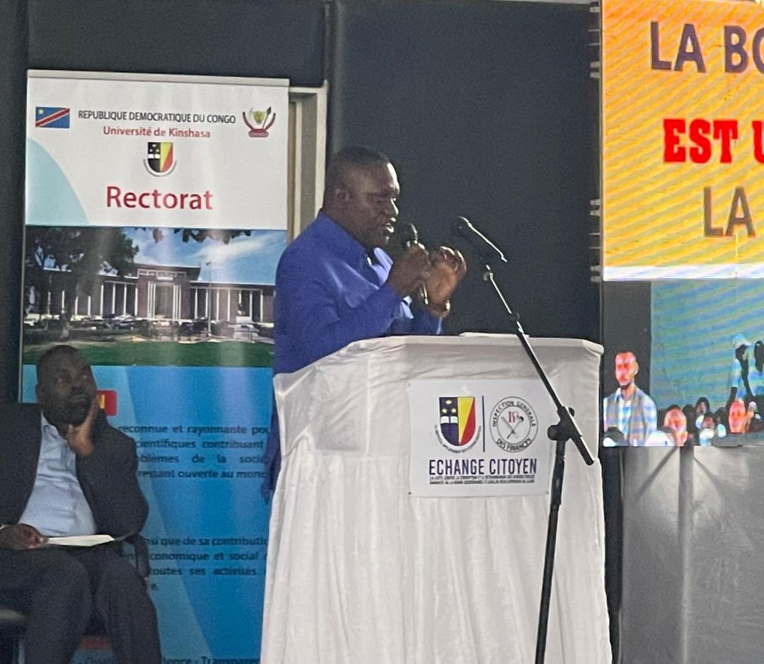 IsralMutombo11's tweet photo. Les étudiants de l’UNIKIN ont remis au PRÉSIDENT DE LA RÉPUBLIQUE FELIX ANTOINE TSHISEKEDI TSHILOMBO , par l’entremise de @ALINGETEJULES_K , le TROPHÉE DU CHAMPION DE LA LUTTE CONTRE LA CORRUPTION EN RDC https://t.co/PTNGTBemy7
