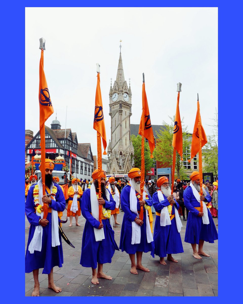 viewsbyru's tweet photo. nagar kirtan 1/5/22
panj pyare (five beloved) right in the heart of leicester
#sikh #sikhi #gurdwara #nagarkirtan #photography #photographer #photojournalism #photojournalist #documentary #documentaryphotography #documentaryphotographer #art #ArtistOnTwitter #artist #leicester https://t.co/eZa0LuH186