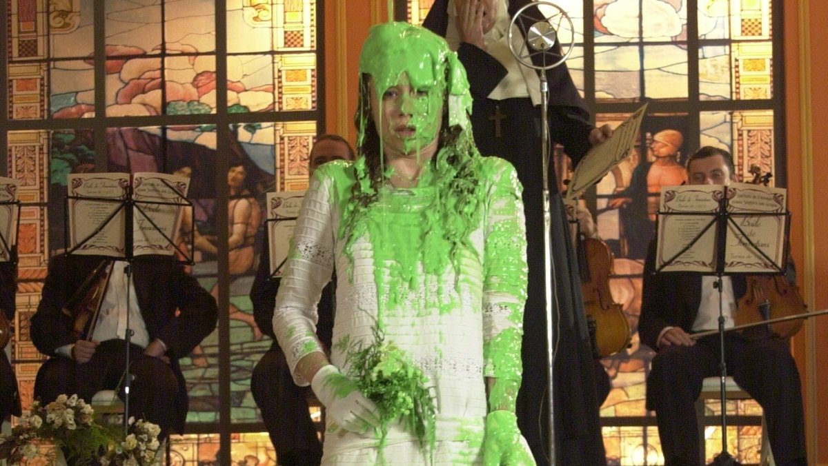 esqueletosgays's tweet photo. Carrie e o balde de sangue de porco: uma das cenas de horror mais memoráveis e reproduzidas na cultura pop https://t.co/iXMQ1IiAJG