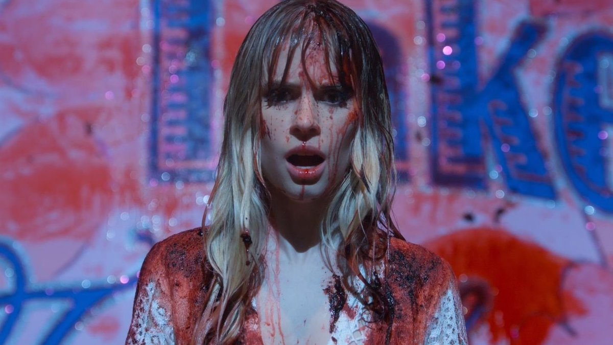 esqueletosgays's tweet photo. Carrie e o balde de sangue de porco: uma das cenas de horror mais memoráveis e reproduzidas na cultura pop https://t.co/iXMQ1IiAJG