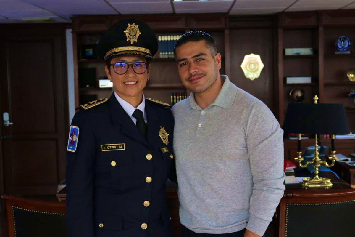 OHarfuch's tweet photo. Mi compañera de @SSC_CDMX Itzania Otero (Jefa Atenea) regresó de capacitarse en Tel Aviv,Israel. Ella es un ejemplo para mujeres y hombres aquí en SSC;   una mujer con un extraordinario desempeño operativo, pero también con un gran liderazgo que ejerce con absoluta integridad. https://t.co/YOMES56TV5