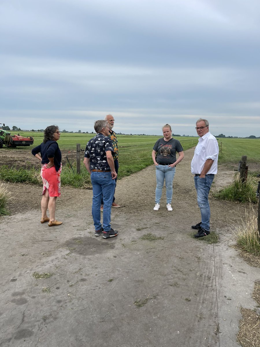 pvdafryslan's tweet photo. Op werkbezoek in Delfstrahuizen waar de @FamilieHoltrop liet zien hoe zij hun familiebedrijf al sinds 1753 runnen.

En een goed gesprek gehad over onze visies op het Friese lânskip, de #stikstofplannen en het (gebrek aan) perspectief voor de boer. https://t.co/QtGN4bpdhs