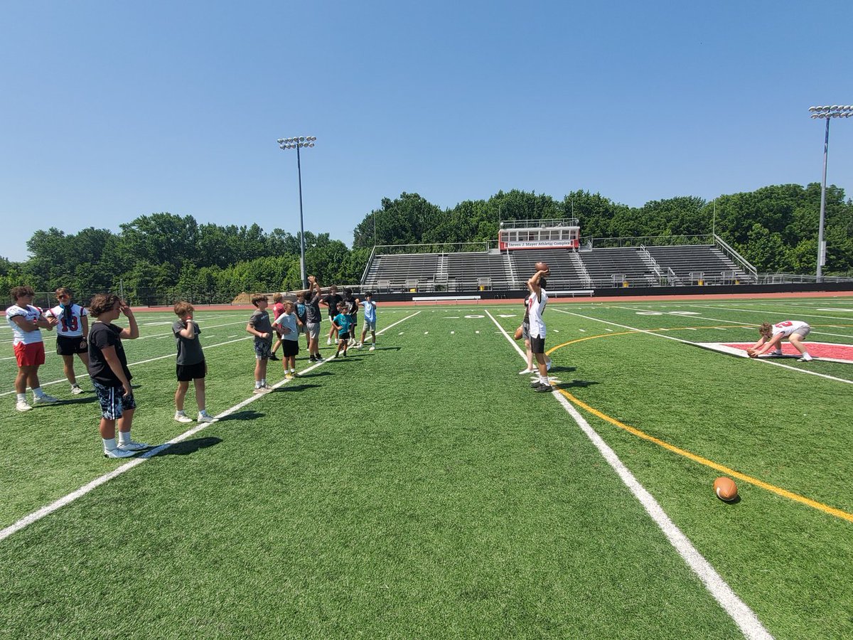RVilleRavensFB's tweet photo. Scenes from the "Andrew Freeman VIP Long Snapping Clinic" part of Junior Ravens Camp today. @drewfreemann https://t.co/KYuHtrE6xj