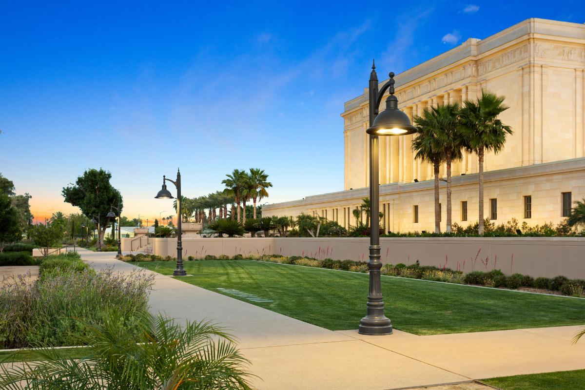 SternbergLight's tweet photo. The LDS Mesa Temple in Arizona completed major interior and exterior renovations. Illuminated with Sternberg’s Omega 1527 pendant luminaires, set on Somerset 2700 poles. To see the full photo gallery: https://t.co/b8nEil2nt1 https://t.co/zNVSanjzcB
