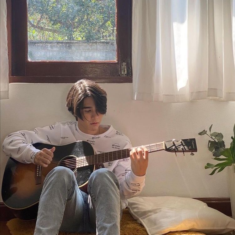 maah_au's tweet photo. Kim sempre foi um homem fechado, isso não era novidade para ninguém. Felizmente para ele, o destino decidiu trabalhar a seu favor e mostrar o significado de felicidade. 
Ou
Porchay conhece um homem em um parque de diversões, e decide tentar alegrar seu dia. https://t.co/JXvDAGniI8