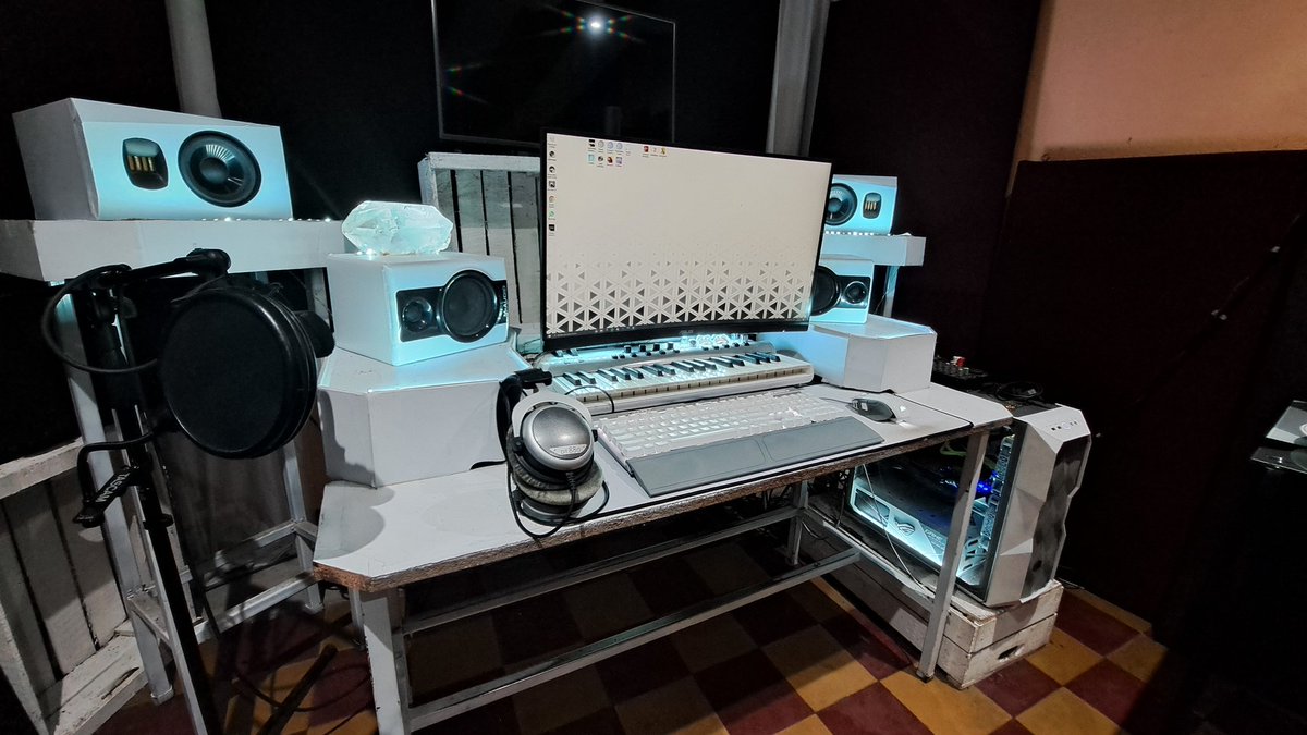 LUISFERFC's tweet photo. @Suzyroxx Setup blanco... si soy https://t.co/f1MoaWSPdJ