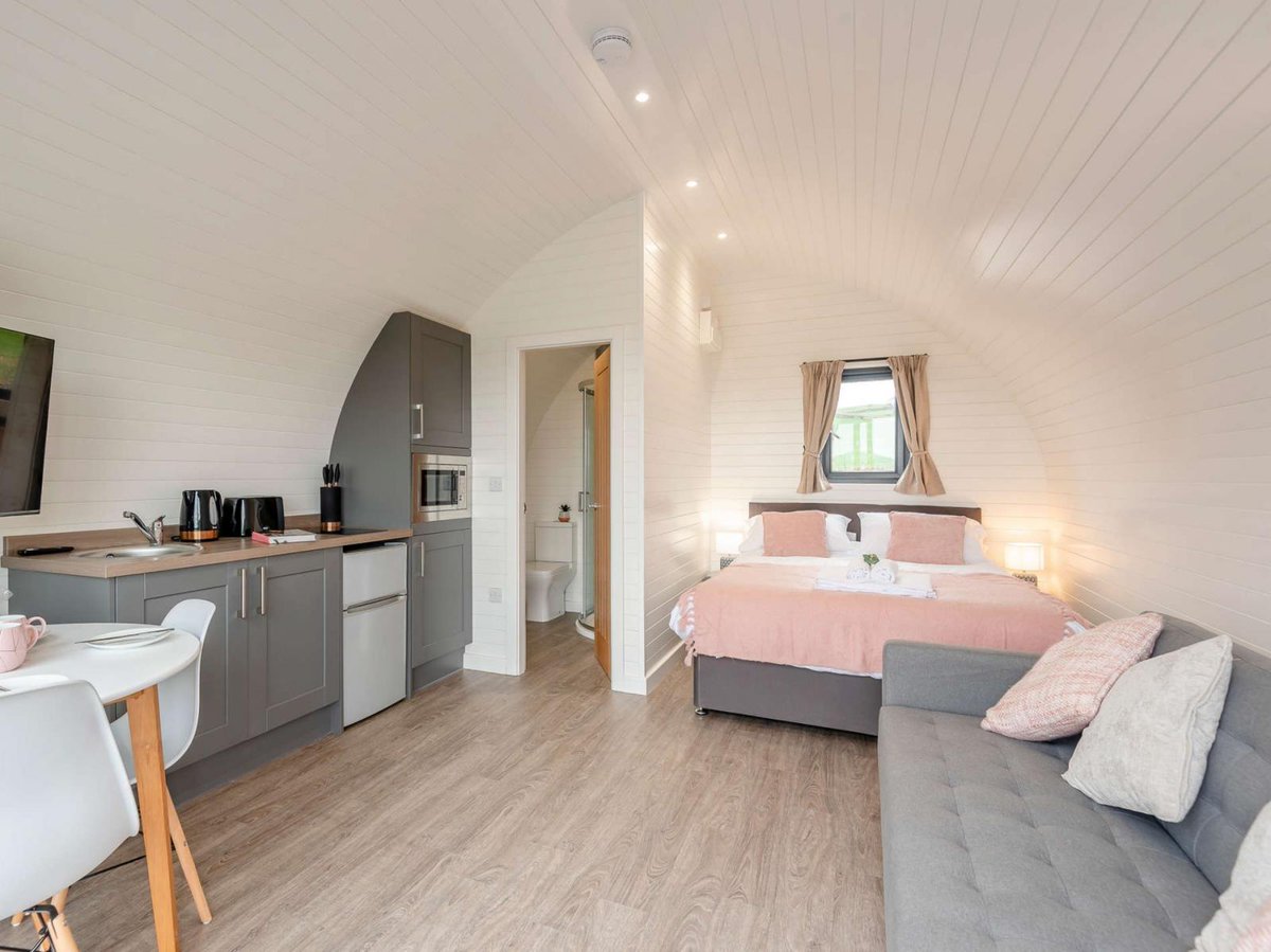 Last Minute Lodges tweet media