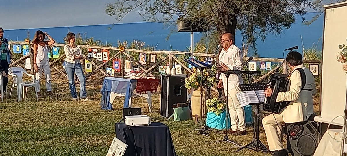 bookmarchs's tweet photo. 🌛 Secondo evento del #BookMarchs: presentazione del volume Allunaggi (Giaconi Editore): un percorso di riavvicinamento e ritorno alla lingua madre, in collaborazione con l'IC Pagani. 🚀 https://t.co/yWDf6RrHYw