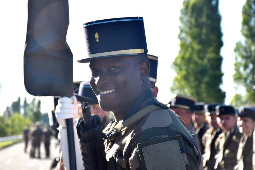 53eRT1's tweet photo. [#14Juillet]

On n'arrive pas à choisir qui a le plus beau sourire chez nos transmetteurs...

1️⃣ la garde au drapeau
2️⃣ répétition sur les Champs
3️⃣ répétition sur Satory
4️⃣pause entre deux passages

#SoldatsDeFrance #53RT #80ansdestransmissions https://t.co/ZS9aGpLIVx