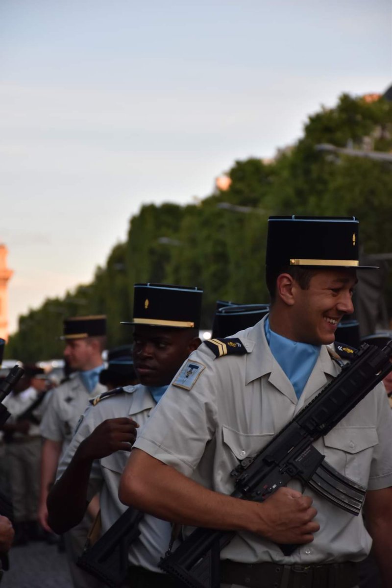 53eRT1's tweet photo. [#14Juillet]

On n'arrive pas à choisir qui a le plus beau sourire chez nos transmetteurs...

1️⃣ la garde au drapeau
2️⃣ répétition sur les Champs
3️⃣ répétition sur Satory
4️⃣pause entre deux passages

#SoldatsDeFrance #53RT #80ansdestransmissions https://t.co/ZS9aGpLIVx