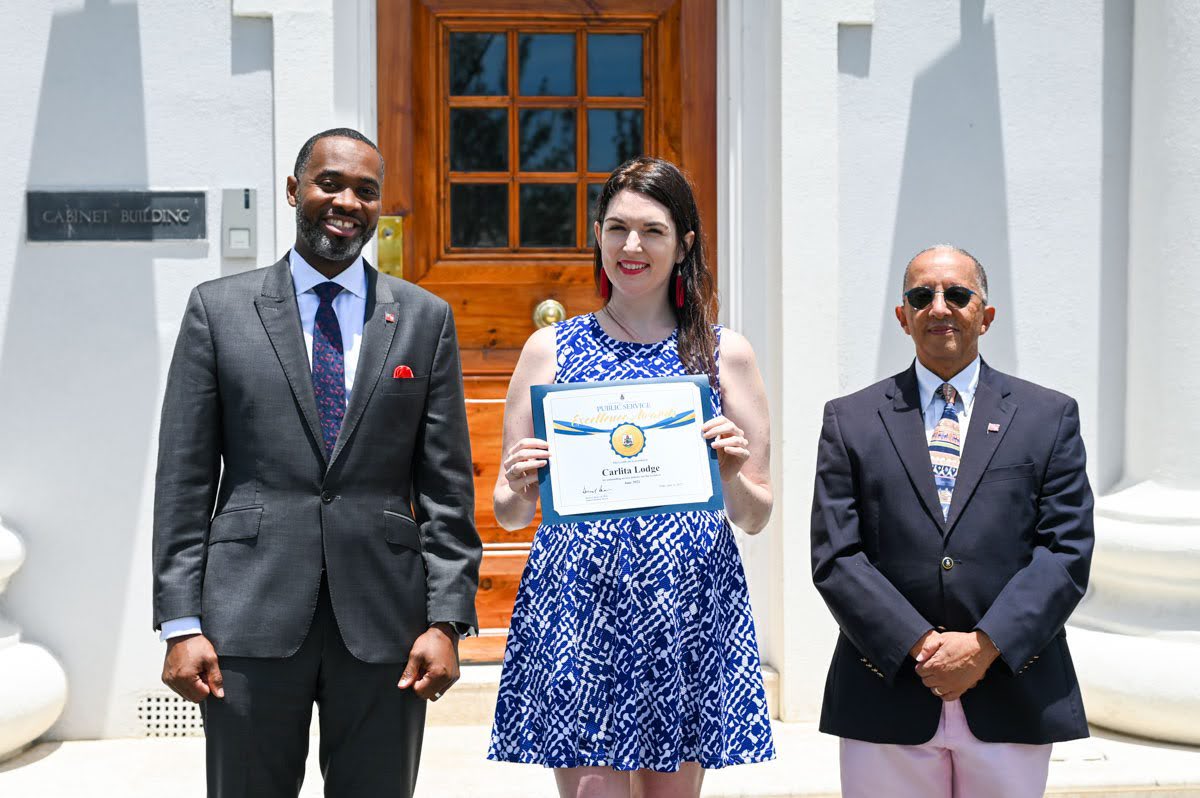 BermudaPremier's tweet photo. Congrats to @BdaGovernment Cultural Affairs Programme Manager Carlita Lodge for being recognized w/ the Public Service Excellence Award for June. Dedication & leadership in organizing Heritage month & the #BermudaDayParade allowed us to celebrate our culture together once again! https://t.co/cuq3FFDUvw