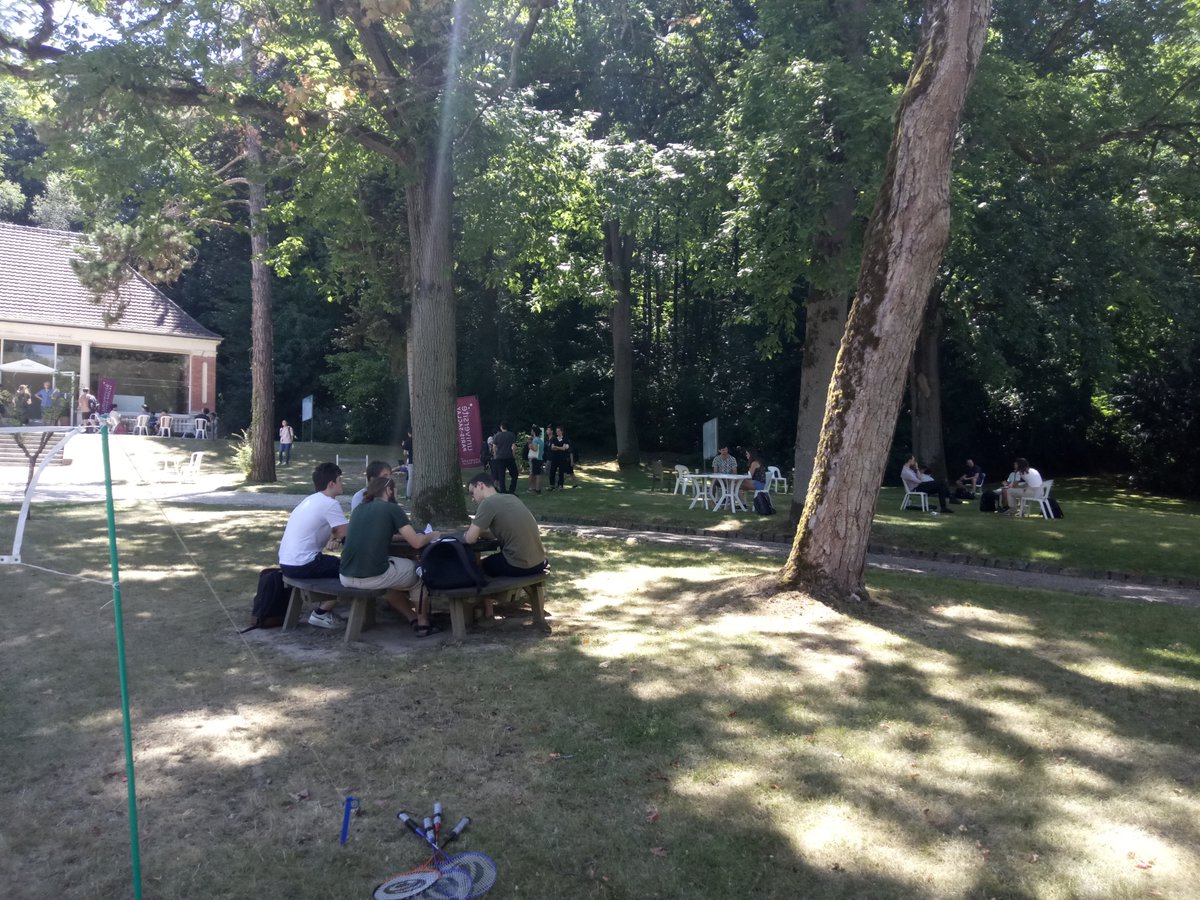 The #2022IHESSummerSchool on the #LanglandsProgram started yesterday, with the first lectures by Olivier Taïbi & Sophie Morel @ENSdeLyon, and Erez Lapid @WeizmannScience. If mornings & afternoons are dense with lectures, the park is the place to be on lunch breaks!