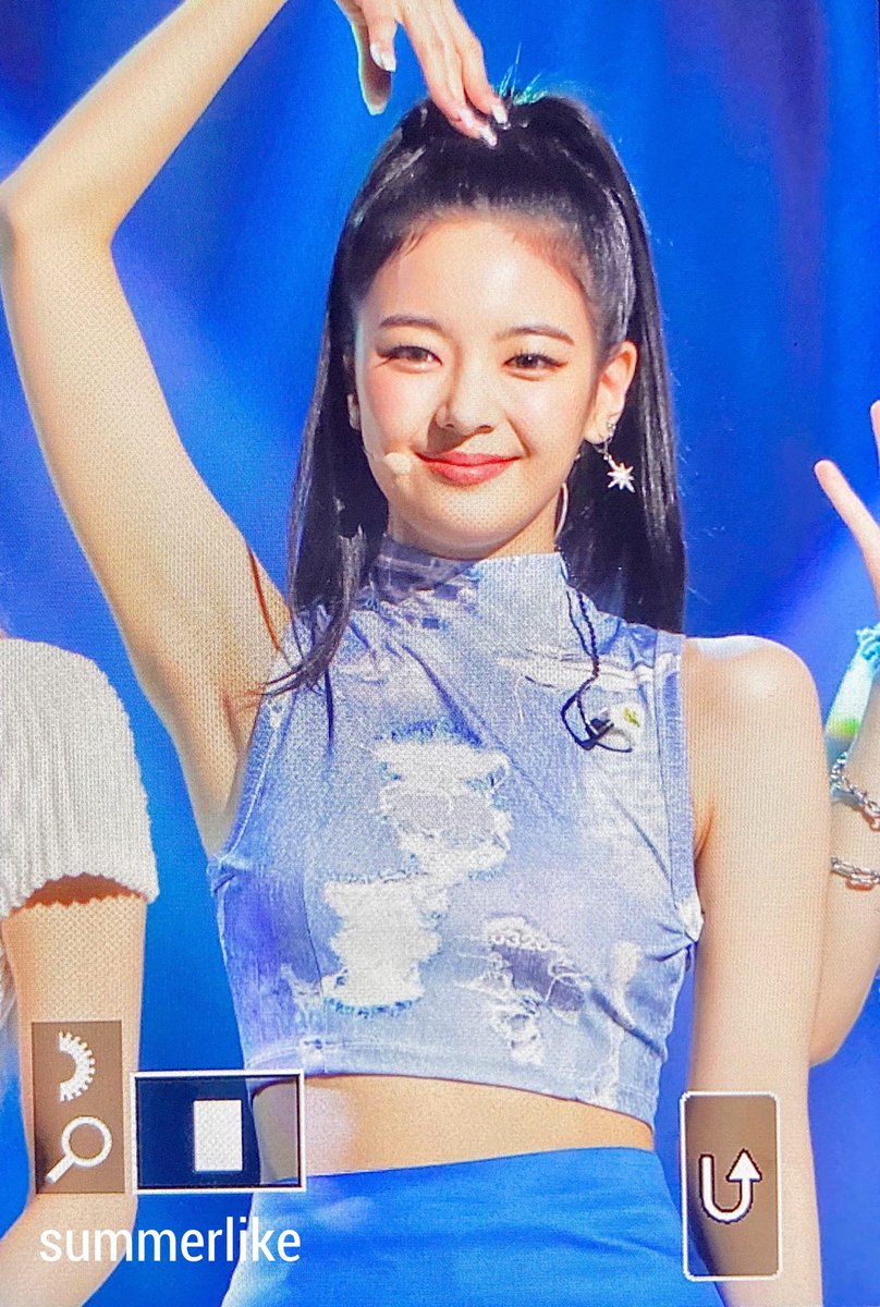 220712 스니커즈 짱조아
#ITZY #리아