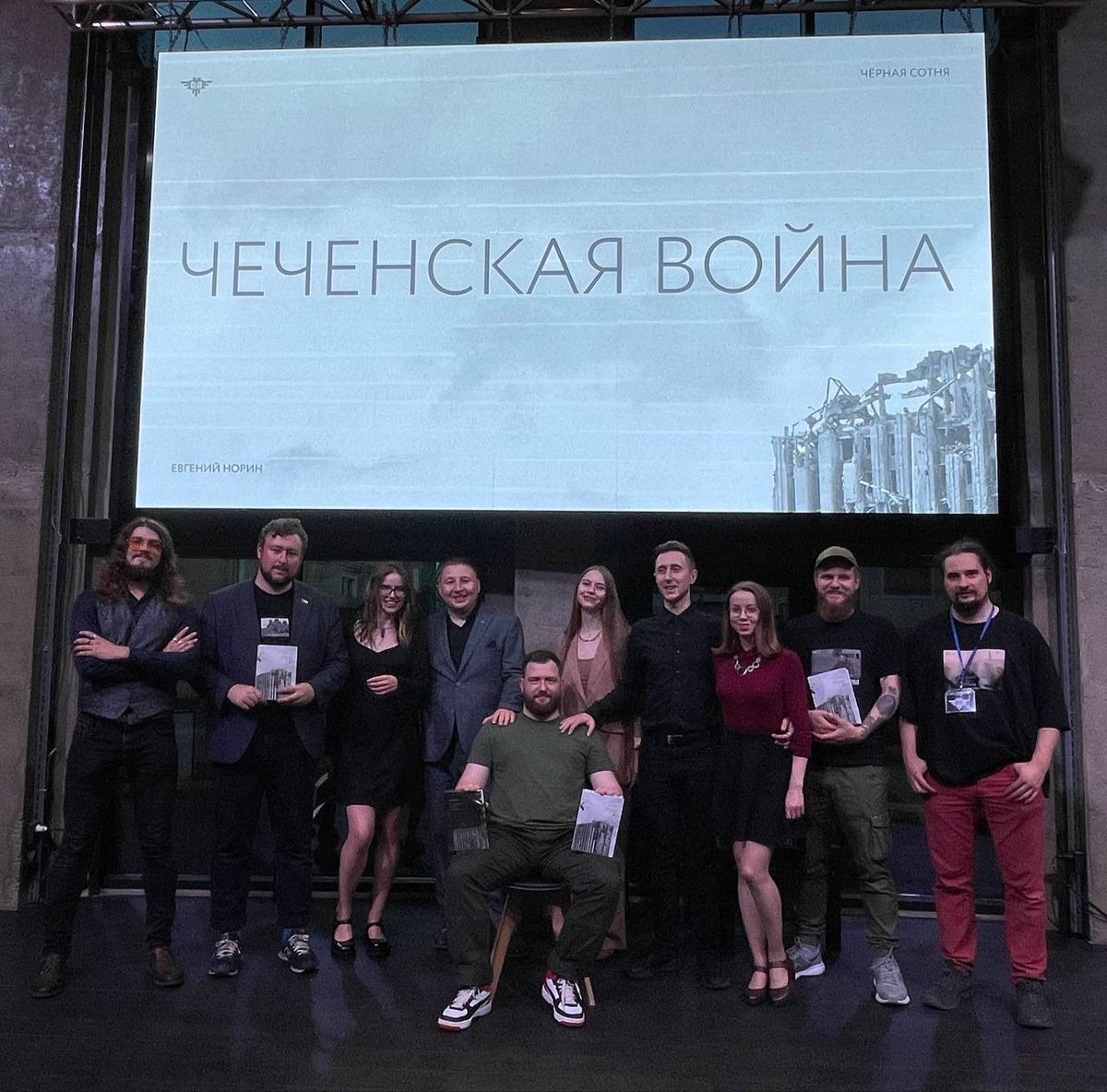 Наша московская и питерская братия «Чёрной Сотни» и «Листвы» почти в полном составе после презентаций «Чеченской войны». Ну и виновники мероприятий.