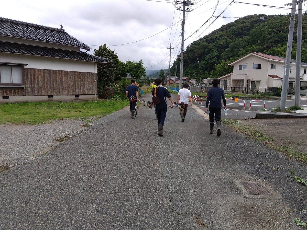TottoriDesign's tweet photo. 【草刈り｜7/10(日)】

新メンバーの1年生を含む8人が参加しました🏃‍♂️

炎天下の中、多くの雑草と格闘しました
除草剤がほとんど機能していなかった、、、

新メンバーの草刈り機と、キャップ野球のテクニックに感動を覚える一日でした！ https://t.co/rAOgiXpGTu