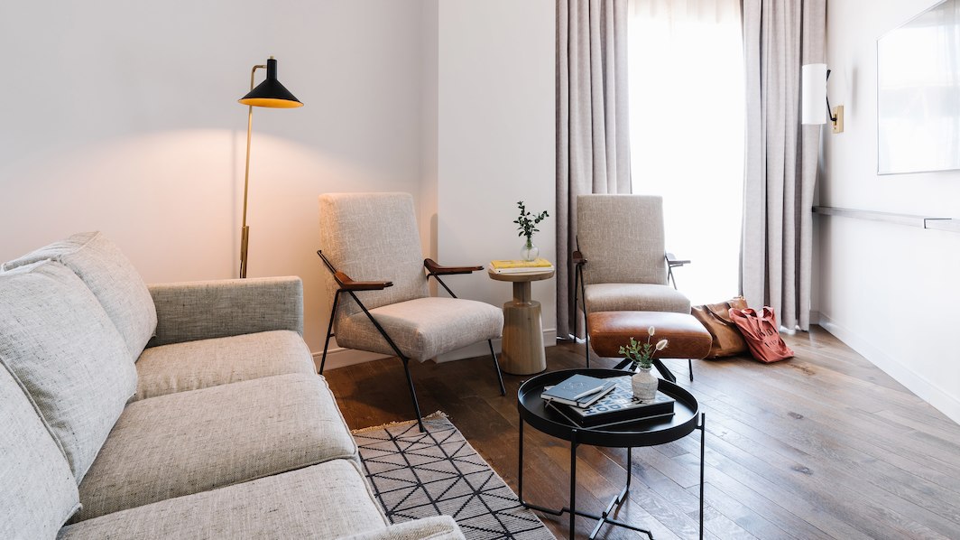 BryanAshleyInc's tweet photo. At the Alida, your personal oasis is just one elevator ride away from Savannah’s historic Riverfront district.

Curated mid-century furnishings make the guestrooms feel intimate and familiar while industrial brass accents nod to the neighborhood’s commercial roots. https://t.co/9gEvUgxZQc