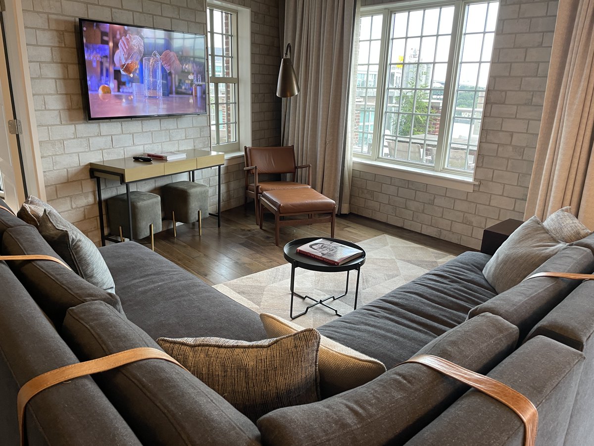 BryanAshleyInc's tweet photo. At the Alida, your personal oasis is just one elevator ride away from Savannah’s historic Riverfront district.

Curated mid-century furnishings make the guestrooms feel intimate and familiar while industrial brass accents nod to the neighborhood’s commercial roots. https://t.co/9gEvUgxZQc