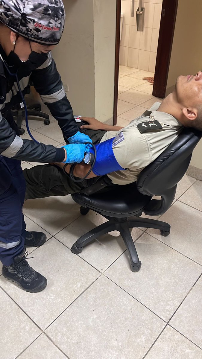 radio_pichincha's tweet photo. 🔴#ATENCIÓN | En #Portoviejo, en el sector de #Bellavista, antisociales robaron una Unidad de Policía Comunitaria. Personal de la institución resultó herido y los sujetos se llevaron al menos 19 armas de fuego. https://t.co/jlfkQOKitr