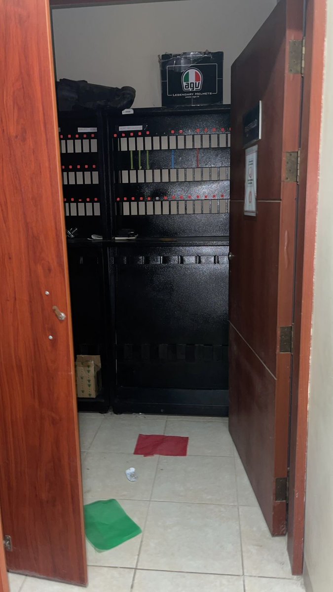 radio_pichincha's tweet photo. 🔴#ATENCIÓN | En #Portoviejo, en el sector de #Bellavista, antisociales robaron una Unidad de Policía Comunitaria. Personal de la institución resultó herido y los sujetos se llevaron al menos 19 armas de fuego. https://t.co/jlfkQOKitr