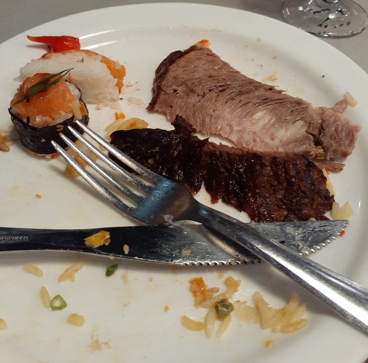 itsmesales's tweet photo. Como decidir entre comida japonesa e churrasco se eu vou na churrascaria pra comer comida japonesa??? https://t.co/ygO6o5Ub8b