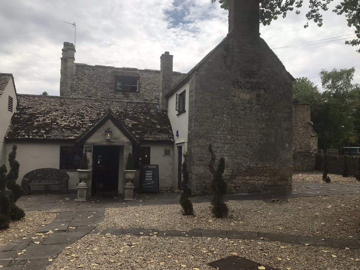 geoffreyMyers1's tweet photo. Thought myself and Mrs M take a break from the #Madness of @Conservatives MPs and have Lunch at one of #Morse oft mentioned waterholes #TheTrout at #Wolvercote 👍👍🍺 https://t.co/5lNumXXkVS