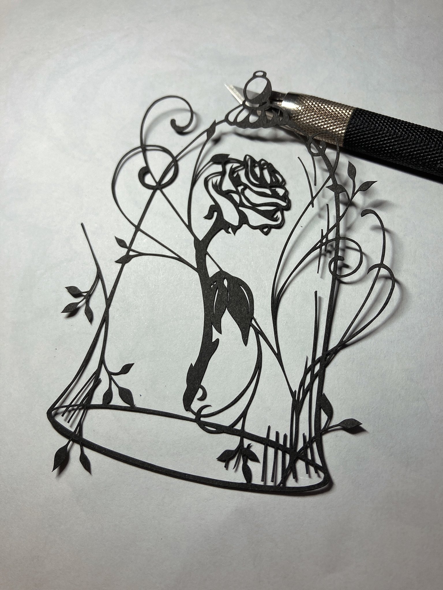 切り絵のレザ ディズニーロマンティック切り絵 より おしゃれキャット 先日 ベタちゃんに脱線した時にやっていたマリーちゃん ごま塩製造はこちらのタワー ཫ タイトル通りのオシャレな図案 だけどマリーちゃんのお顔はおヒゲ1本でのみ