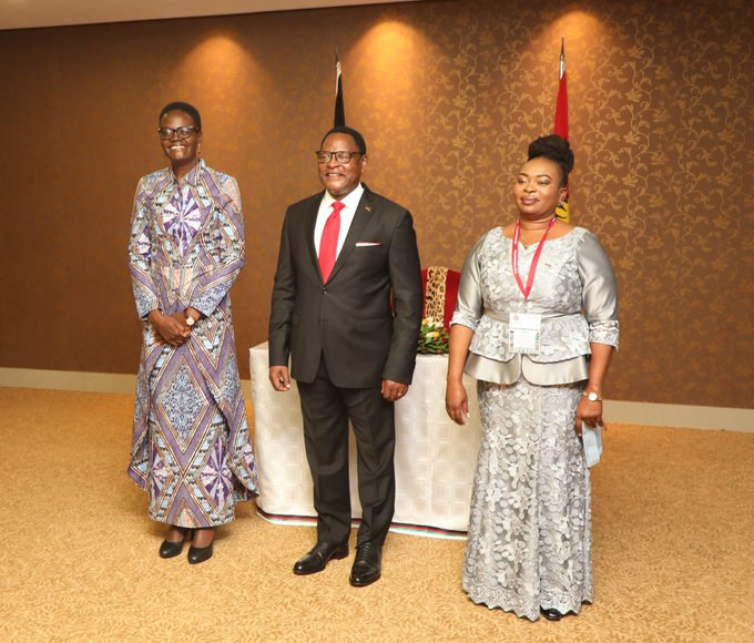 Spika wa <a href="/bunge_tz/">Bunge la Tanzania</a> Mhe. Dkt. <a href="/TuliaAckson/">Dr. Tulia Ackson</a> akiwa katika picha ya pamoja na Rais wa Jamhuri ya Malawi, Dkt. <a href="/LAZARUSCHAKWERA/">Dr. Lazarus Chakwera</a> (katikati) na Spika wa Bunge la Malawi Catherine Gotani Hara (kulia) walipokutana jana katika Ukumbi wa Mikutano wa Kimataifa wa Bingu  Lilongwe Malawi.