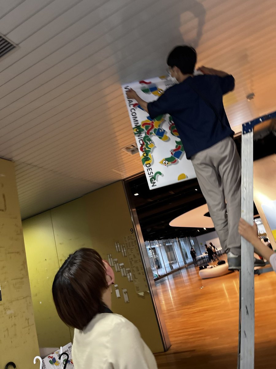 【活動報告】

設営2日目、本日も無事作業終了しました！

写真は広報班の広報物設営の様子です。