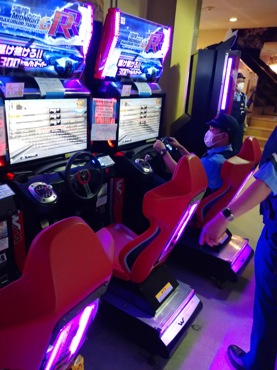 本物の警察が対戦相手を待っている！？見慣れない光景に思わずびっくり！