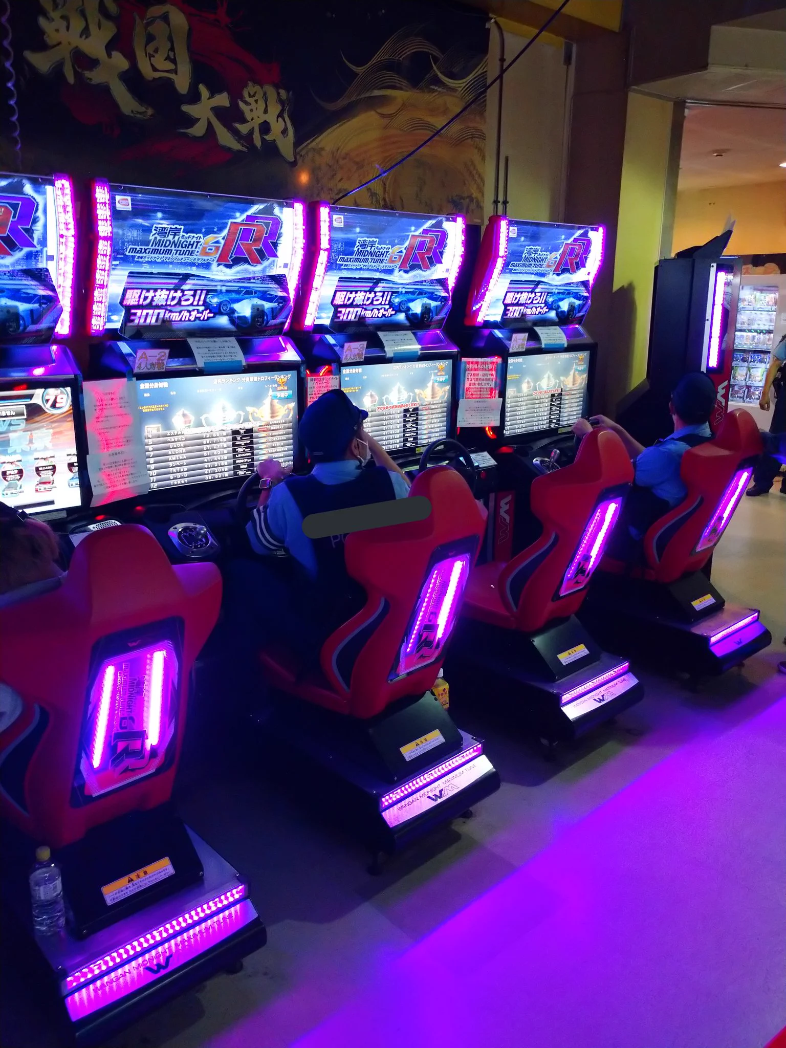 本物の警察が対戦相手を待っている！？見慣れない光景に思わずびっくり！