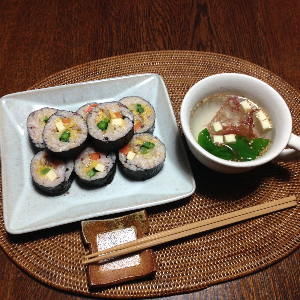 tubutubu_office's tweet photo. ごはんと砂糖
ごはんの糖分は、食物繊維やビタミンに包まれ、体内で必要量だけが吸収され余剰分は排出されます。
砂糖などの精製糖分は、繊維もビタミンも不足していて吸収の調節ができません。急上昇する血糖値を下げるためにインシュリンが多量に分泌され、余剰糖分を脂肪���換えて体内に蓄積します。 https://t.co/ixkEkP9Aix