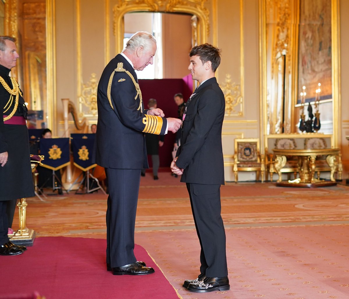 ClarenceHouse's tweet photo. Congratulations to everyone who received Honours today at Windsor Castle! 👏

🥇🌈 Another medal for Daley! Gold medal-winning and four-time Olympian diver @TomDaley1994 was presented with an OBE for services to Diving and support for LGBTQ+ rights. https://t.co/uN3eIPfLC7