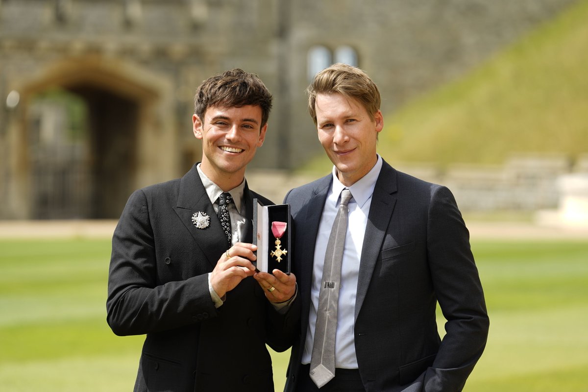 ClarenceHouse's tweet photo. Congratulations to everyone who received Honours today at Windsor Castle! 👏

🥇🌈 Another medal for Daley! Gold medal-winning and four-time Olympian diver @TomDaley1994 was presented with an OBE for services to Diving and support for LGBTQ+ rights. https://t.co/uN3eIPfLC7