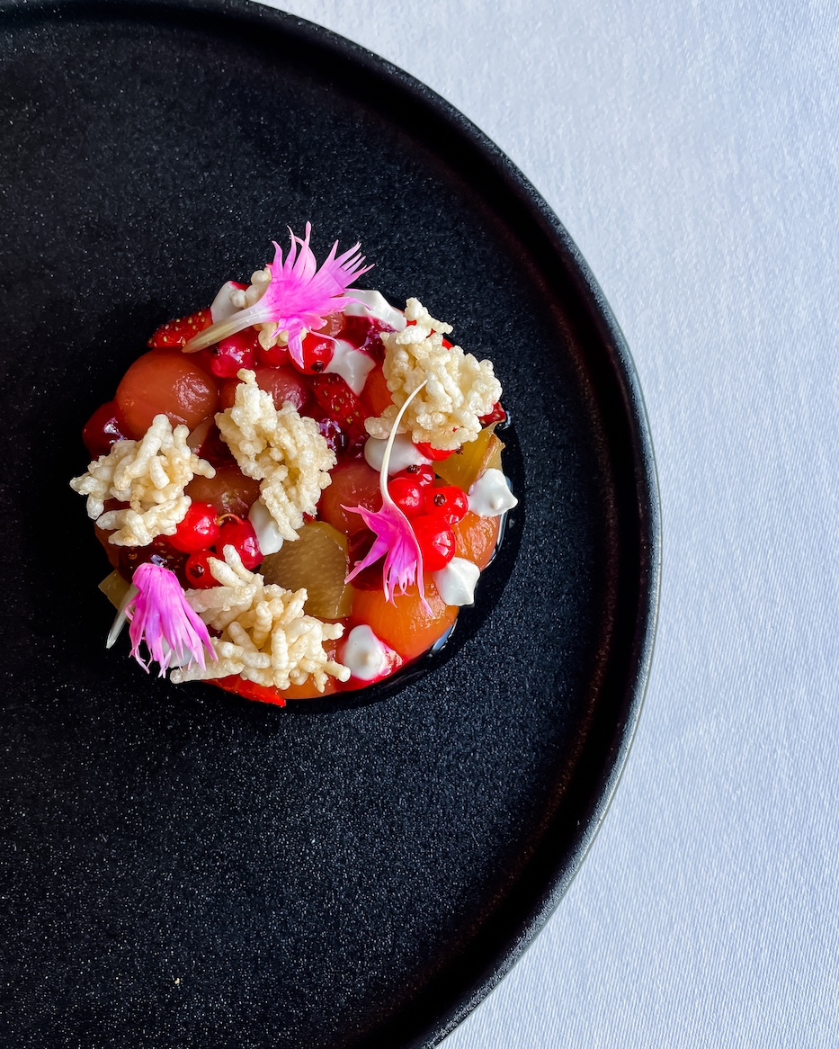 Becktadining's tweet photo. From our Plant Based Tasting Menu, Lukas Zajicek plates this incredible Tomato Salad.
Mirin marinated cherry tomatoes, compressed rhubarb, fresh Rideau Pines strawberry, Umeboshi puree (fermented black plum), green tea cashew crema, puffed rice, pickled red currants
#beckta https://t.co/lkiLt1WSyv