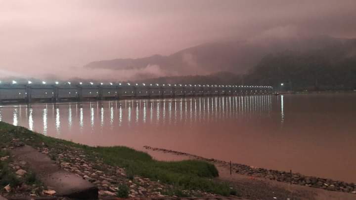 Journalist__KC's tweet photo. विकासनगर का #डाकपत्थर बैराज क्षेत्र अपनी खूबसूरती के जाना जाता है. यही वजह है कभी फिल्म निर्माताओं की पसंद भी रहा. यहां आदमी और इंसान, होली आई रे, सलामी समेत कई फिल्मों की शूटिंग हो चुकी है, लेकिन अब डाकपत्थर की यह विश्वस्तरीय पहचान धुंधली पड़ गई है. #Dakpathar #filmshooting https://t.co/MExx0WPNWq
