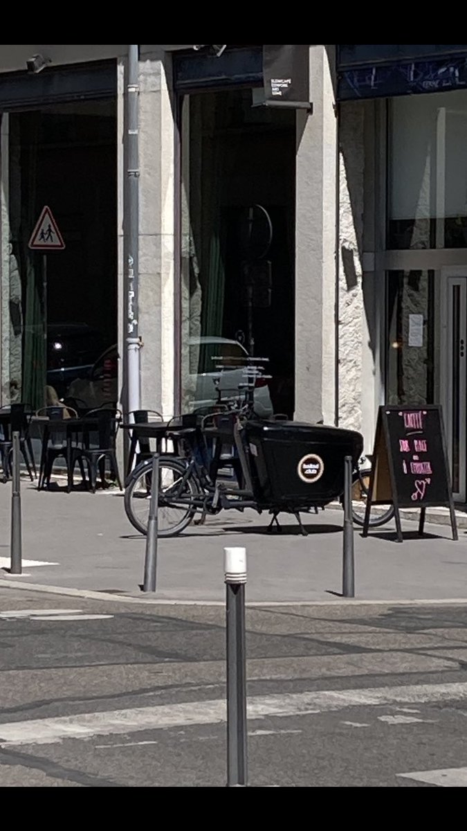 monopolyon_off's tweet photo. #lyon @villedelyon, une ville #marchable, pour les piétons. Bon, sauf quand tu as des #VCCUM (vélo-charrette garée comme une mer-de). Cc #fabienmelon @vlungenstrass #vincentpinocchio #lyon7 https://t.co/bO9vzq46Bl