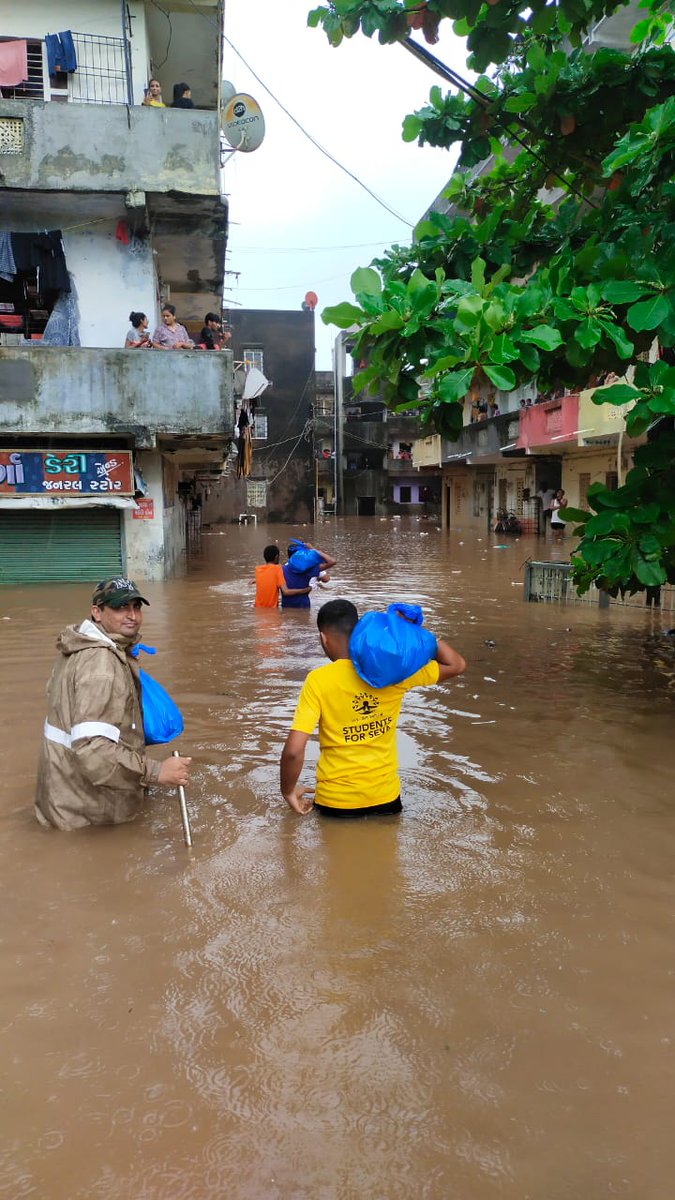 NavsariAbvp's tweet photo. ઉપરવાસના વરસાદ બાદ પુર જેવી સ્થિતિ નવસારી જિલ્લામાં સર્જાતા, પ્રશાસન સાથે મળી ફૂડ પેકેટ અને લોકોને રેસ્કયુ કરતાં #ABVPNavsari ના કાર્યકર્તાઓ.

#ABVPForSociety
#ABVPGujarat
#studentforseva https://t.co/mj9p1B1kL5