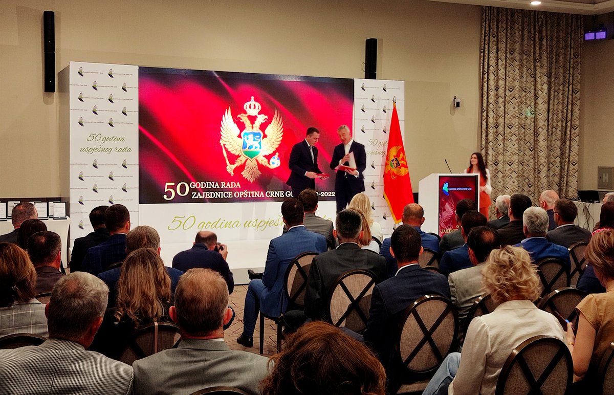 ZOCG_UoM's tweet photo. 🎉 Proslavljamo Jubilej!
 50 godina uspješnog rada Zajednice opština Crne Gore! 🇲🇪
Naš značaj prepoznao je i predsjednik Crne Gore, Milo Đukanović @predsjednik_cg, koji je odlikovao Zajednicu opština Ordenom crnogorske zastave Drugog stepena. 🎖️ https://t.co/gizNewzyFI