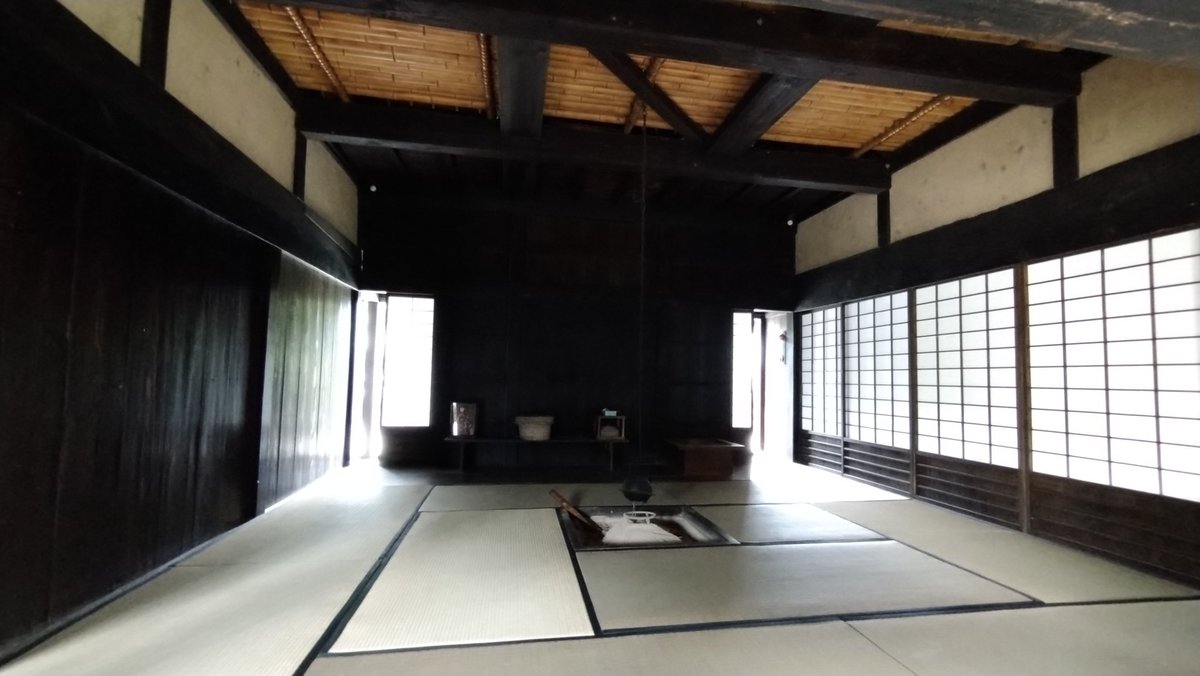 cafe_flyfisher's tweet photo. 築150年も経ってる瓦葺きの家。太田家屋敷。走ってて偶然発見したので中に入るとひんやりして気持ちいい。人吉盆地は食も風景も楽しめるのがいっぱいありますね
#人吉球磨 https://t.co/kIa7cDfJwR