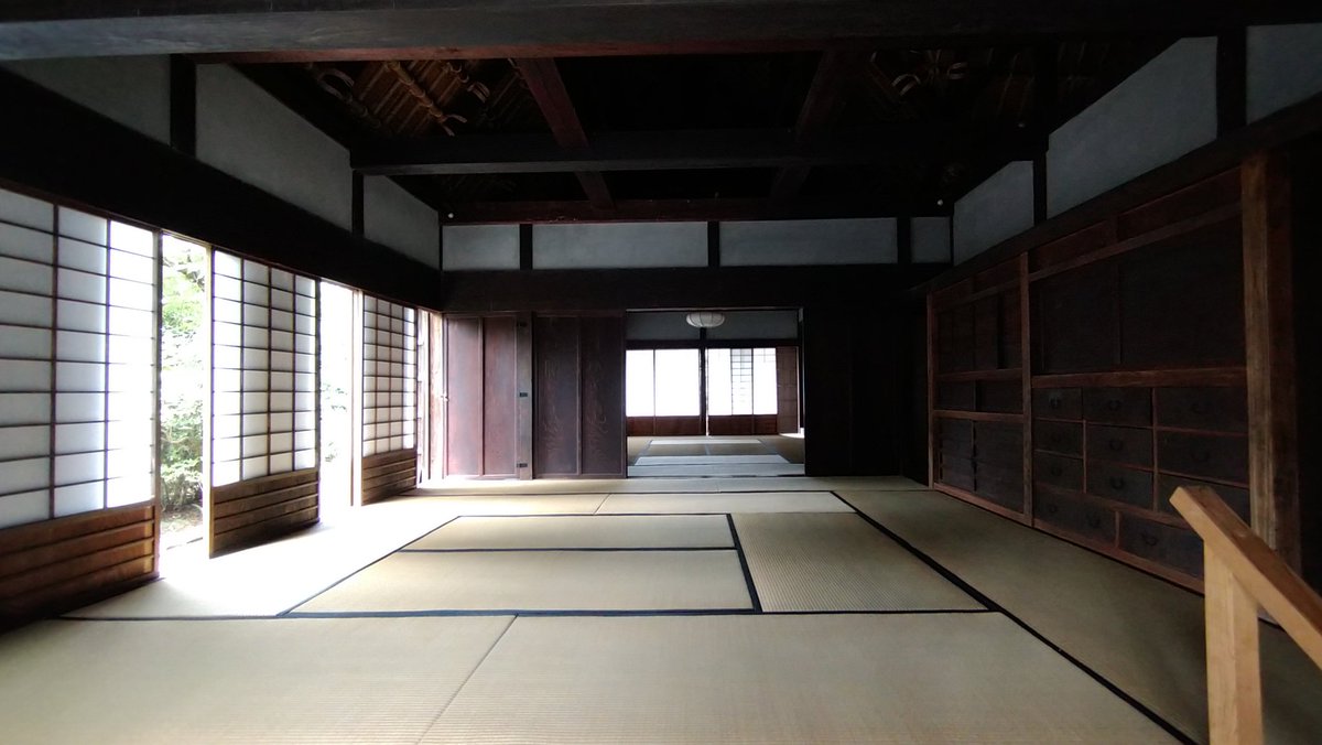 cafe_flyfisher's tweet photo. 築150年も経ってる瓦葺きの家。太田家屋敷。走ってて偶然発見したので中に入るとひんやりして気持ちいい。人吉盆地は食も風景も楽しめるのがいっぱいありますね
#人吉球磨 https://t.co/kIa7cDfJwR