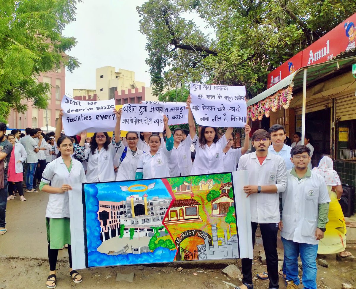 msagmcbhavnagar's tweet photo. Token Strike Day 4
12th July

Even after 16 days of continuous appeals, unresponsiveness is what we get. So Today, the students of GMC Bhavnagar held a Silent Rally to portray the language of the Government in which they are replying us - "Muteness"

#save_GMCB 
#justice_for_GMCB https://t.co/EBdr1t6cOK