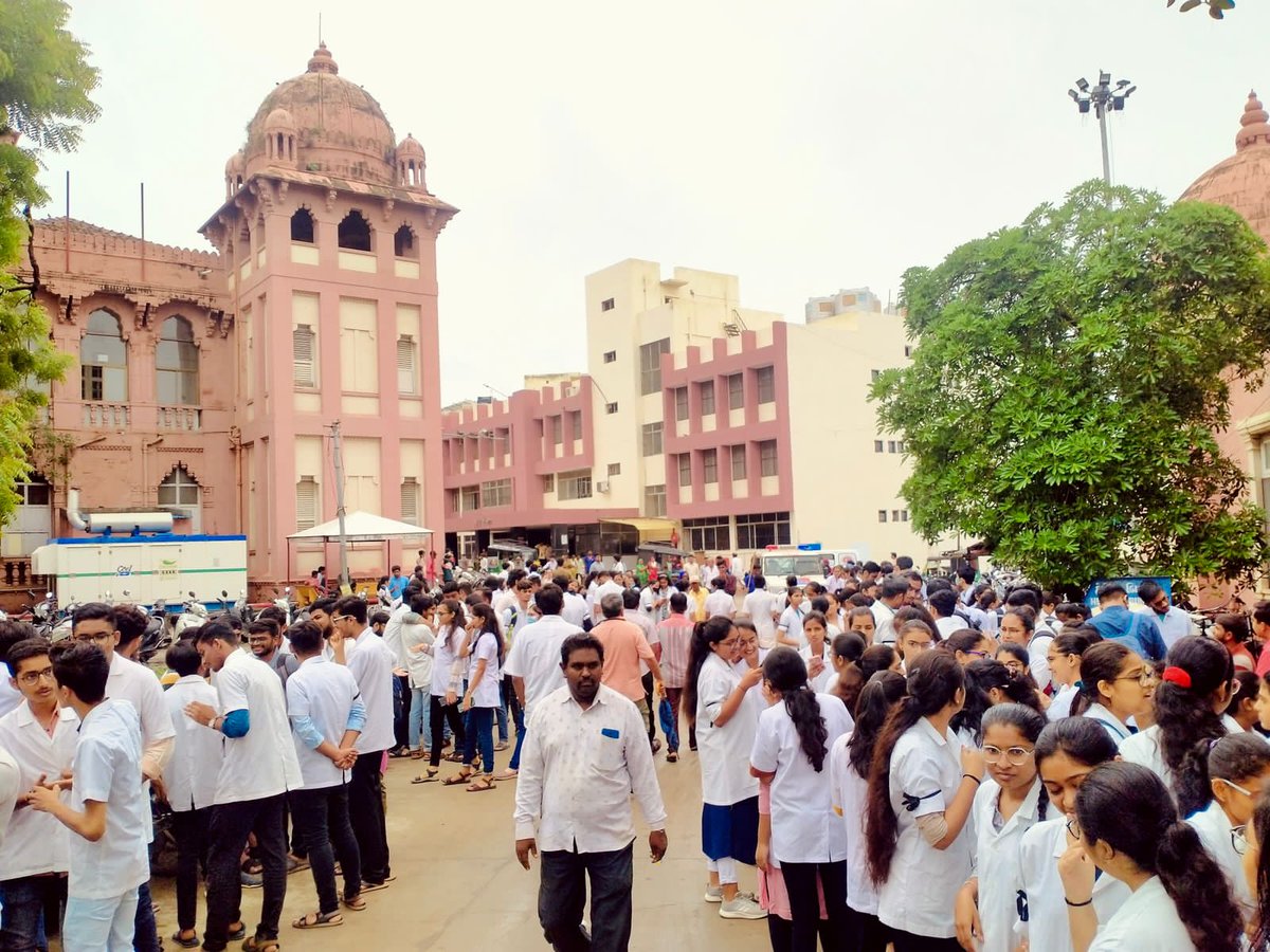 msagmcbhavnagar's tweet photo. Token Strike Day 4
12th July

Even after 16 days of continuous appeals, unresponsiveness is what we get. So Today, the students of GMC Bhavnagar held a Silent Rally to portray the language of the Government in which they are replying us - "Muteness"

#save_GMCB 
#justice_for_GMCB https://t.co/EBdr1t6cOK