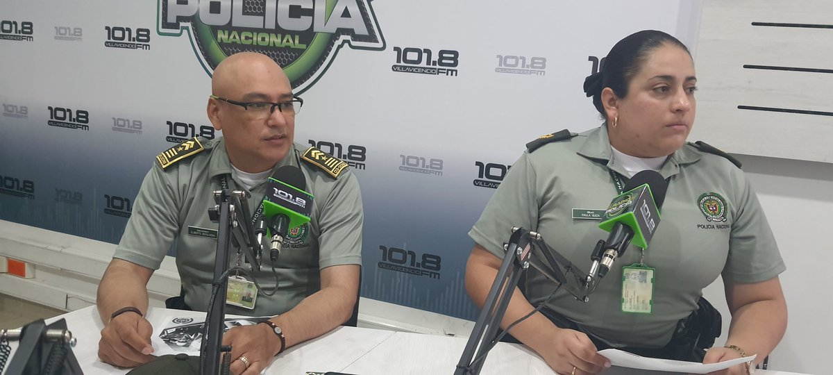 PoliciaVillavo's tweet photo. #GenteEnSintonía | En la #RadioPolicía1018FM, dialogamos con la Sra. Mayor Paula Andrea Gűiza, Directora (E) de la #ESECU, y el Sr. Subcomisario Eliberto Sepulveda, con relación a la convocatoria para docentes modalidad hora cátedra. Requisitos ➡️315-3048825. #EsUnHonorSerPolicía https://t.co/k8jSx7CYao
