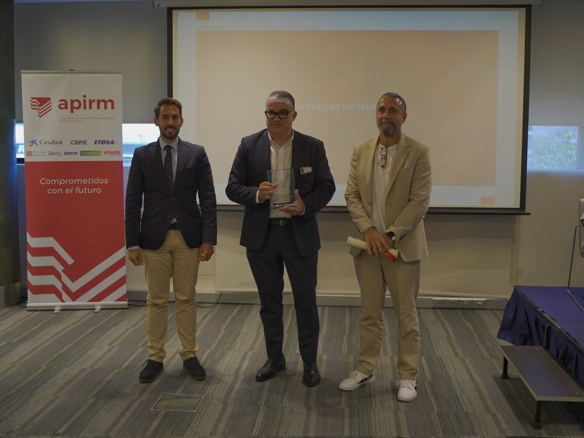 apirmmurcia's tweet photo. Mención especial para Mariano de la Villa, socio de honor para Juan @perezcanovas, y distinción de agradecimiento a @JBuendiaGomez alcalde de @AytAlcantarilla https://t.co/jdeCGtlvCW