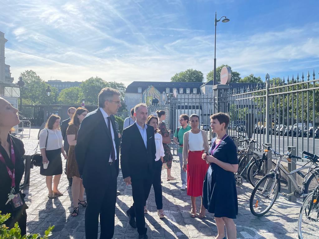 Marlene_Dolveck's tweet photo. J’étais présente ce matin en Gare de l'Est pour la signature de la convention de financement avec l’Etat en présence d'@IDFmobilites et de la ville de @Paris, qui nous permettra de proposer 2500 emplacements de #vélo sécurisés de ➕ dans nos gares parisiennes avant #JO2024. https://t.co/iiZO2HGL9V